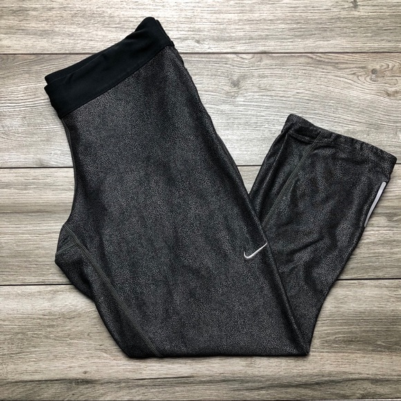 Nike Pants - Nike Relay print capris
